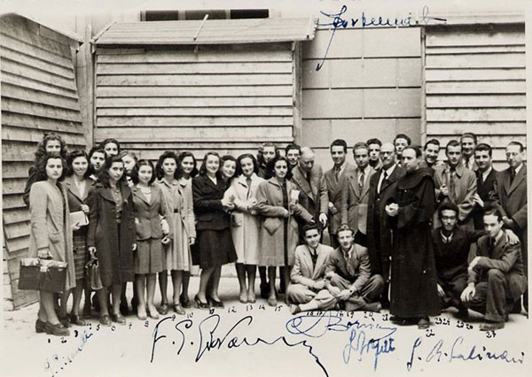 La foto di classe dell’ultimo anno di liceo all’Umberto I, Archivio famiglia Comandini-Del Giudice, Fotografie, Roma, 1941.� Giorgio è il secondo accucciato da destra