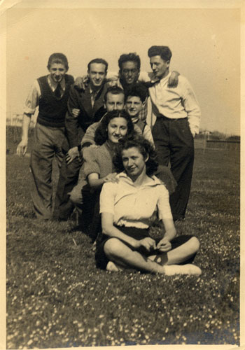 Giorgio con i compagni di classe durante una gita fuori porta, Archivio famiglia Cefaro, Fotografie, Roma, 1941.� 