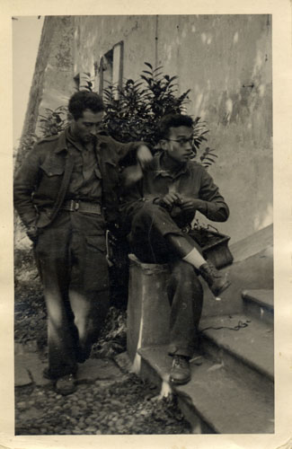 Giorgio Marincola con Eugenio Bonvicini, vicecomandante della Missione Bamon, Archivio famiglia Marincola, Fotografie, Zimone, Castello di Mongivetto (Biella), 1944.� 