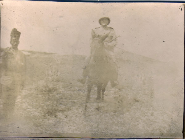 Giuseppe Marincola, Fotografie, Gesira, 1920.� Sul retro della foto si legge: “Fatta nei pressi di Gesira – Somalia Italiana – a 16 Km da Mogadiscio il 22/08/1920 dopo una discreta scampagnata – Peppino”