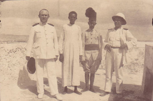 Giuseppe Marincola (primo da sinistra), Archivio famiglia Marino, Fotografie, Mahaddei Uen, s.d..� 