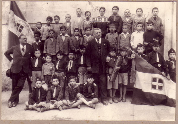 La foto di classe della seconda elementare, Archivio famiglia Marino, Fotografie, Pizzo Calabro, 1930.� Giorgio è il primo a sinistra nella seconda fila dall’alto.