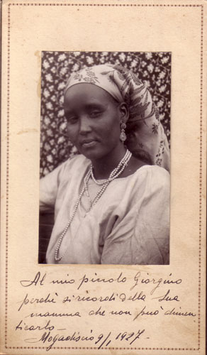 Aschirò Hassan, Archivio famiglia Marino, Fotografie, Mogadiscio, 1927.� “Al mio piccolo Giorgino perché si ricordi della sua mamma che non può dimenticarlo. Mogadiscio 9/1/1927”