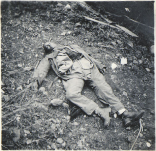 Il cadavere di Giorgio ripreso dal fotografo inviato dal CLN di Trento il giorno seguente alle stragi di Stramentizzo e Molina di Fiemme, Fondazione Museo storico del Trentino, Archivio fotografico, Stramentizzo (Trento), 1945.� 