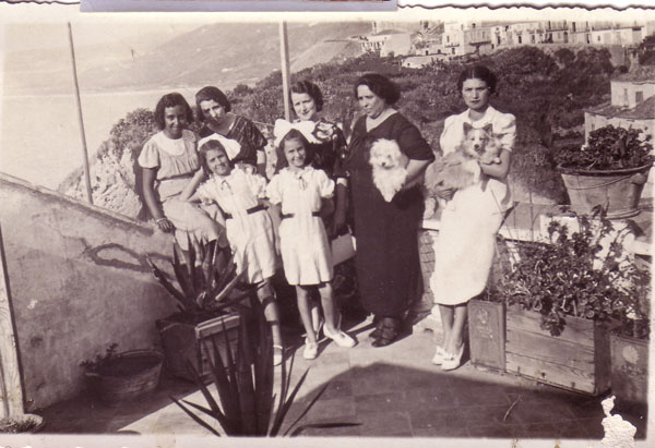 La terrazza di casa Marincola a Pizzo Calabro, Archivio famiglia Marino, Fotografie, Pizzo Calabro, 1937.� La prima da sinistra è Isabella Marincola