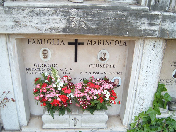 La tomba di famiglia al cimitero Verano di Roma, Roma, 2006.� 
